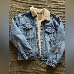Levi’s Ex-Boyfriend Sherpa Trucker Jacket addicted to love. Women’s Size Small